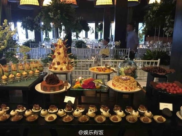 L&acirc;m T&acirc;m Như v&agrave; Hoắc Kiến Hoa chuẩn bị tiệc buffet với hơn 40 m&oacute;n.