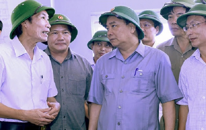 Thủ tướng kiểm tra, chỉ đạo c&ocirc;ng t&aacute;c khắc phục hậu quả b&atilde;o số 1 s&aacute;ng nay tại Nam Định. Ảnh: VGP.