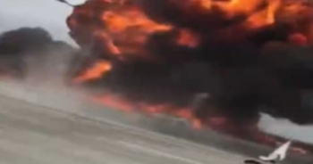 Vidieo: Máy bay lao xuống đường cao tốc tại Mỹ bốc cháy dữ dội