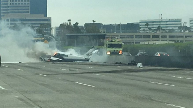 Vidieo: Máy bay lao xuống đường cao tốc tại Mỹ bốc cháy dữ dội