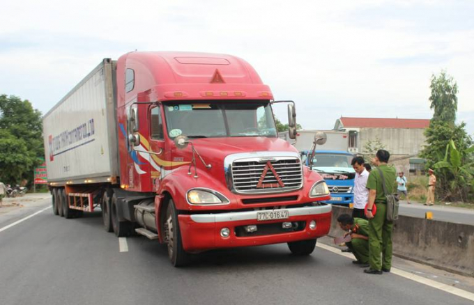 Chiếc xe container hất văng thượng &uacute;y Nguyễn Anh Đức xuống đường.