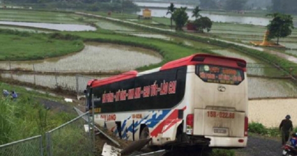 Lào Cai: Xe khách “bay” khỏi đường cao tốc đâm xuống ruộng, nhiều người bị thương