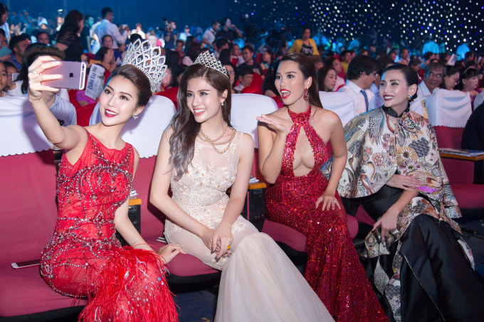 Hoa hậu Tường Linh diện v&aacute;y đỏ rực tại chung kết Hoa hậu Hữu Nghị ASEAN 2017