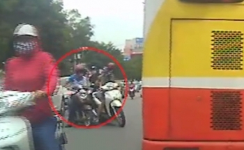 Clip: Cô gái bị dàn cảnh cướp mất túi xách giữa phố Hà Nội