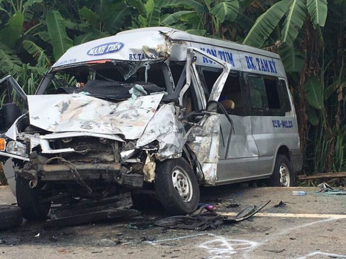 Hiện trường một vụ tai nạn tr&ecirc;n đường Hồ Ch&iacute; Minh đoạn qua tỉnh Kon Tum l&agrave;m 14 người thương vong.