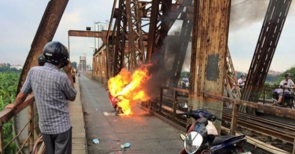 Xe máy bốc cháy ngùn ngụt trên cầu Long Biên