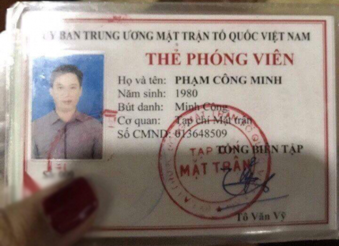 Thẻ ph&oacute;ng vi&ecirc;n được &ocirc;ng T&ocirc; Văn Vỹ, nguy&ecirc;n Ph&oacute; Tổng Bi&ecirc;n tập Tạp ch&iacute; Mặt trận cấp cho Phạm C&ocirc;ng Minh - người kh&ocirc;ng phải l&agrave; ph&oacute;ng vi&ecirc;n của Tạp ch&iacute; Mặt trận.