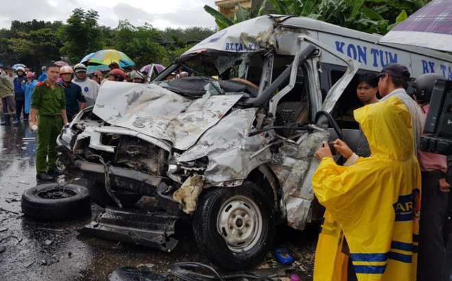 H&igrave;nh ảnh vụ tai nạn giao th&ocirc;ng vừa xảy ra tại Kon Tum.