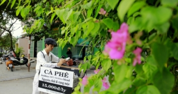 "Độc, lạ" chàng họa sỹ bán cà phê dạo xứ Thanh