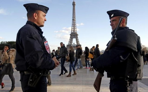 Cảnh s&aacute;t Ph&aacute;p tăng cường an ninh tại Paris. (Ảnh: Reuters)