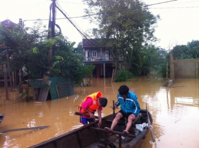 Người d&acirc;n vất vả chống chọi với mưa lũ tại Tuy&ecirc;n Quang