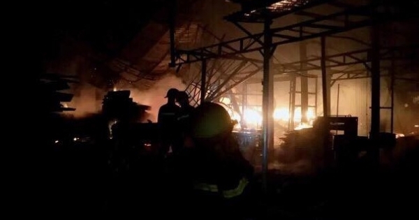 Vĩnh Phúc: Gần 5 tiếng chìm trong biển lửa, một xưởng gỗ bị thiêu rụi
