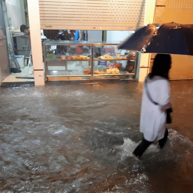 H&agrave; Nội: Nhiều tuyến đường ngập s&acirc;u sau mưa lớn