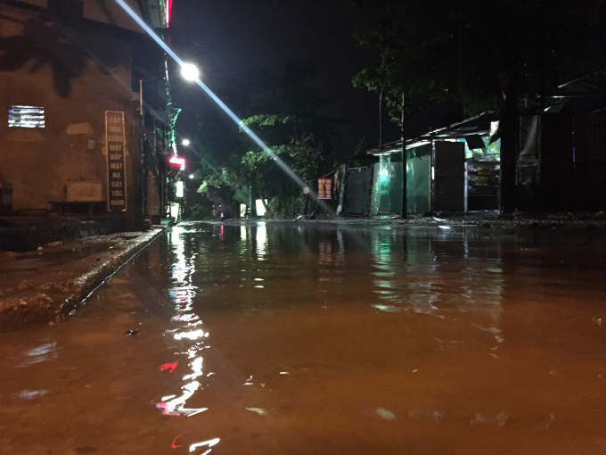 H&agrave; Nội: Mưa lớn khiến nhiều tuyến đường ngập s&acirc;u
