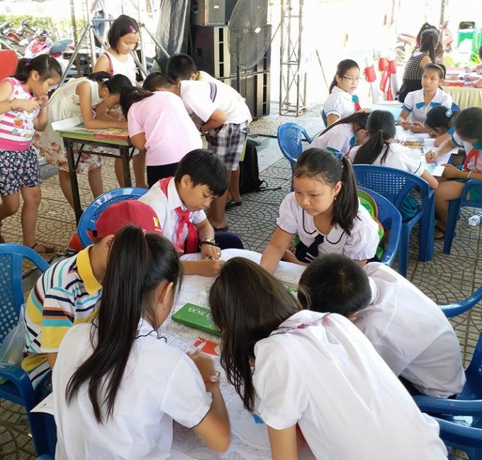 Gần 150 học sinh tiểu học tham dự cuộc thi t&ocirc; m&agrave;u v&agrave;o s&aacute;ng 8/7.