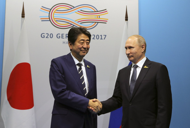 Thủ tướng Nhật Bản Shinzo Abe (tr&aacute;i) v&agrave; Tổng thống Nga Vladimir Putin. (Ảnh: Reuters)