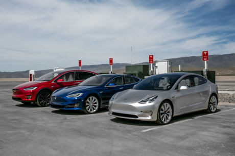 Tesla Model 3 l&agrave; mẫu xe rẻ nhất của Tesla hiện nay.