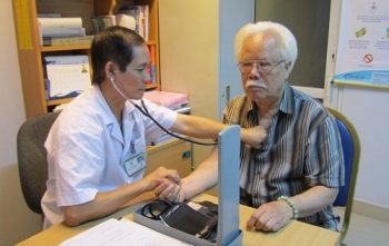 Bệnh viện Bạch Mai khám miễn phí bệnh nhân sa sút trí tuệ tuổi già