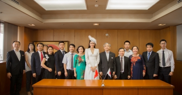 Phạm Hương diện đầm trắng cổ điển thăm Lãnh sự quán Việt Nam tại Fukuoka, Nhật Bản