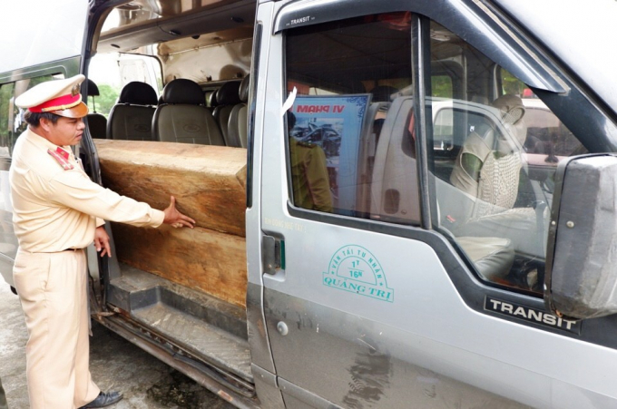 Xe chở gỗ lậu được cơ quan chức năng ph&aacute;t hiện.