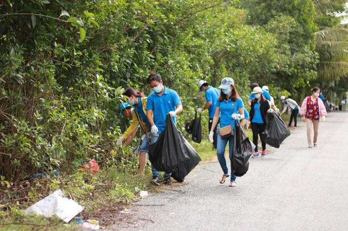 Nh&acirc;n vi&ecirc;n Novaland thực hiện vệ sinh 2 km đường dẫn l&ecirc;n cầu Cần Thơ.