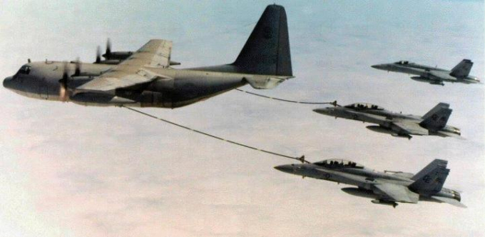 KC-130 l&agrave; m&aacute;y bay vận tải tiếp liệu tr&ecirc;n kh&ocirc;ng, được tải tiến từ phi&ecirc;n bản vận tải cơ C-130.