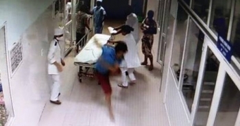 Bắc Giang: Một bác sĩ bị hành hung khi đang sơ cứu vết thương cho bệnh nhân