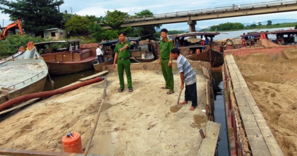 Quảng Nam: Liên tiếp phát hiện cát tặc hút cát trái phép dọc sông Thu Bồn