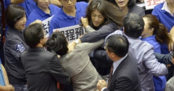 Hai nữ nghị sĩ Đài Loan bóp cổ nhau khi tranh luận