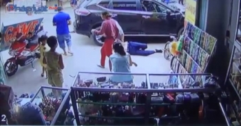 Clip: Cận cảnh vụ ô tô "điên" tông hàng loạt người đi bộ