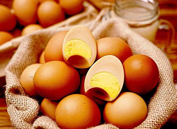 Loại trứng g&agrave; x&ocirc;ng kh&oacute;i H&agrave;n Quốc xuất hiện tr&ecirc;n thị trường gần đ&acirc;y đang khiến nhiều người t&ograve; m&ograve;