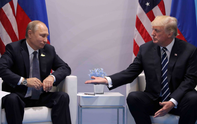 Tổng thống Mỹ Donald Trump v&agrave; Tổng thống Nga Vladimir Putin có cu&ocirc;̣c gặp lần đầu ti&ecirc;n tại hội nghị G20 ở Hamburg, Đức. (Ảnh: Reuters)