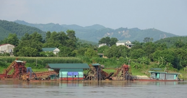 Tuyên Quang: "Hô biến" hàng chục mét khối cát trong vụ bắt "tàu lạ" khai thác trái phép