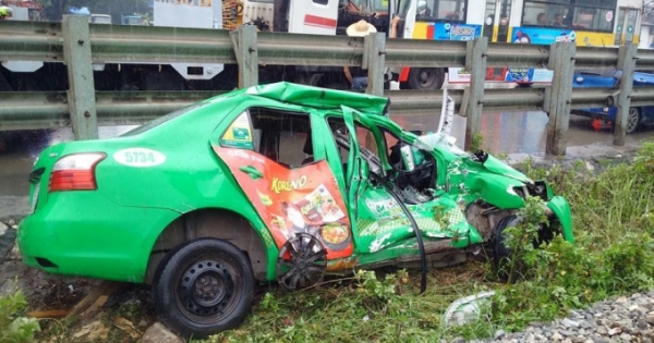 Hà Nội: Tàu hoả kéo lê xe taxi 20m, tài xế nhập viện cấp cứu
