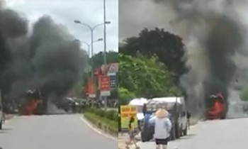 Xe khách bốc cháy dữ dội ở Nghệ An