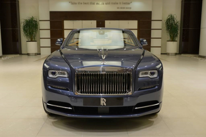 Chiếc Rolls-Royce n&agrave;y hiện được trưng b&agrave;y trong showroom của h&atilde;ng tại Abu Dhabi.