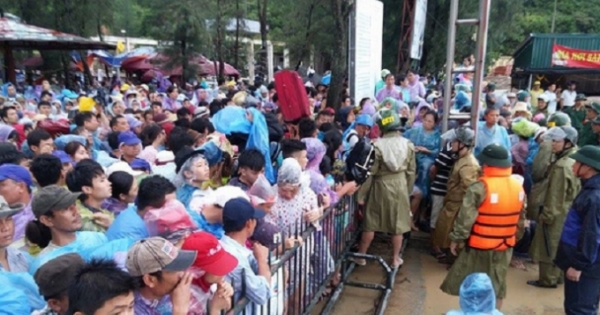 Quảng Ninh: Hàng nghìn du khách mắc kẹt trên đảo do ảnh hưởng của bão số 2