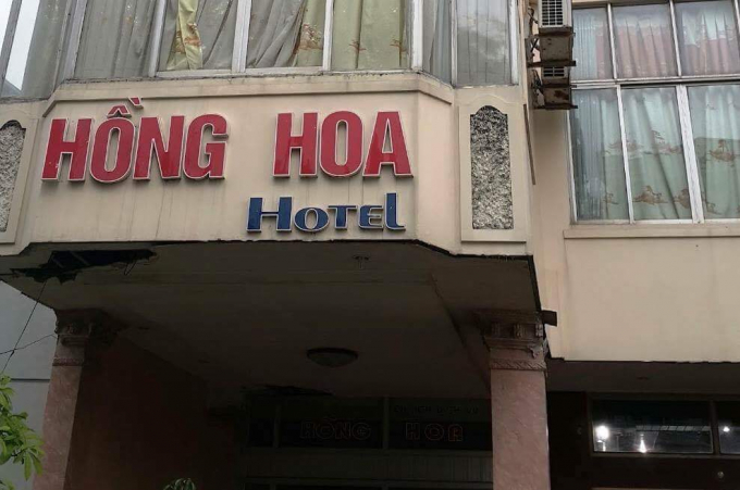 Kh&aacute;ch sạn Hồng Hoa, nơi xảy ra sự việc.