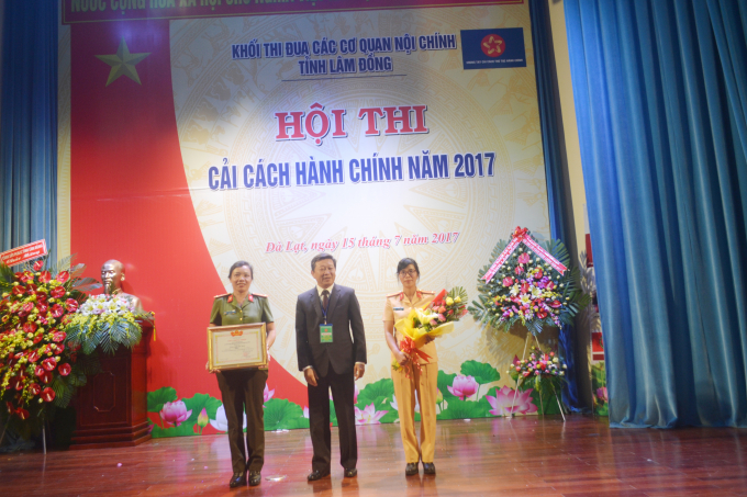 &Ocirc;ng Trần Hữu Thọ - Cục trưởng Cục THADS tỉnh, trưởng Ban tổ chức hội thi trao giải nhất cho đội C&ocirc;ng an tỉnh L&acirc;m Đồng.