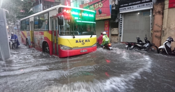 Hà Nội đang mưa như trút nước, nhiều tuyến phố ngập nặng