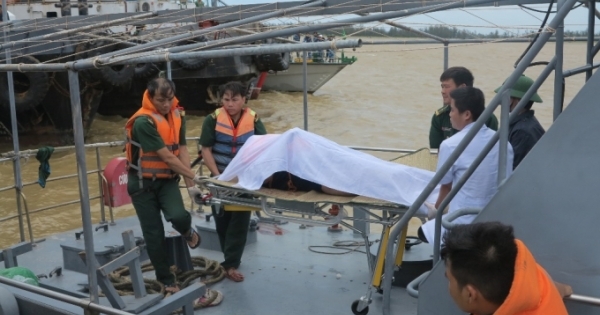Chìm tàu than trên biển Nghệ An: Đưa thi thể một nạn nhân vào bờ