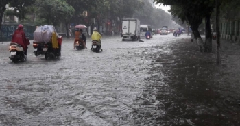 Hà Nội: Mưa lớn nhiều tuyến phố chìm trong biển nước