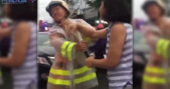 CSGT bị lăng mạ giữa phố vì nhắc nhở nữ tài xế chạy lấn làn