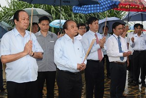 Thủ tướng Nguyễn Xu&acirc;n Ph&uacute;c x&uacute;c động tri &acirc;n liệt sĩ Trung đo&agrave;n T&acirc;y Tiến