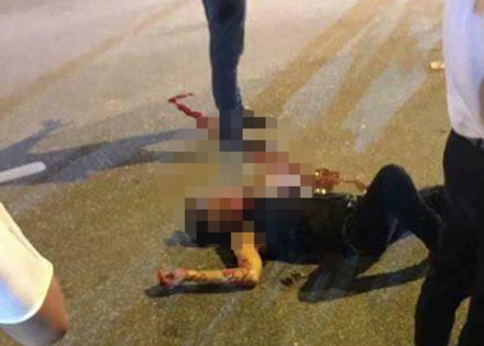 Hà Nội: Nam thanh niên bị đâm trọng thương nằm trên vũng máu