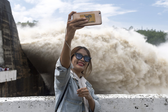 Tranh thủ selfie trước d&ograve;ng nước k&yacute; th&uacute;