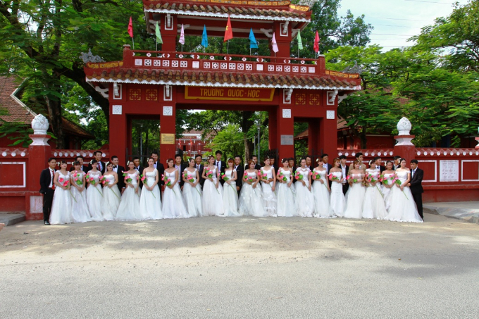 22 cặp đ&ocirc;i chụp ảnh cưới tại trường THPT Quốc Học - Huế.