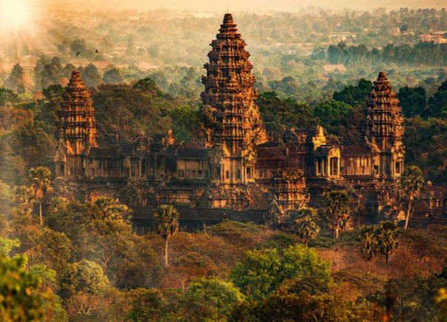 Đền Angkor Wat, Campuchia: L&agrave; một trong những c&ocirc;ng tr&igrave;nh kiến nổi tiếng nhất thế giới, khu đền đạo Hindu được x&acirc;y dựng trong rừng ở Siem Reap từ thế kỷ thứ 9.