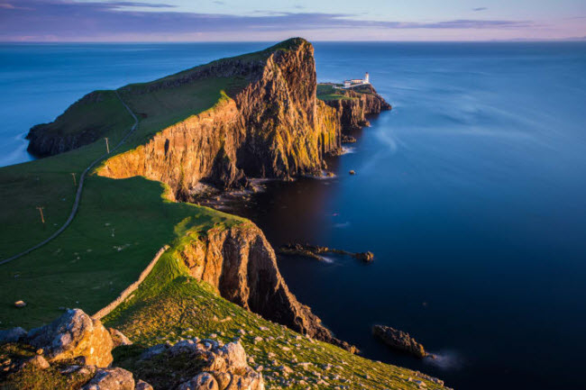 Đảo Skye, Scotland: Xuất ph&aacute;t từ l&agrave;ng ch&agrave;i Portree, du kh&aacute;ch sẽ bắt đầu h&agrave;nh tr&igrave;nh kh&aacute;m ph&aacute; h&ograve;n đảo nổi tiếng với v&aacute;ch n&uacute;i ven biển, ngọn hải đăng v&agrave; hồ nước đẹp