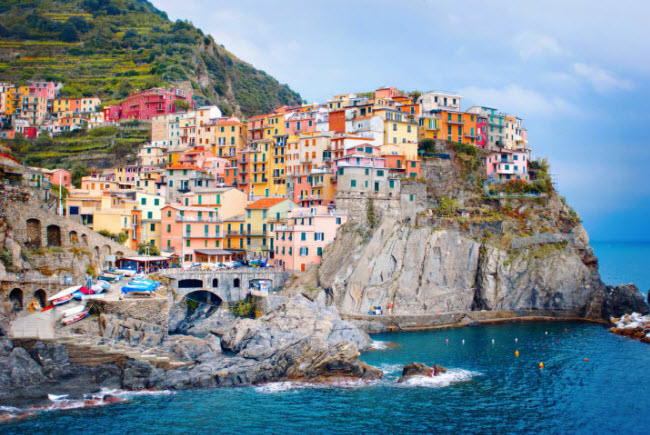 Thị trấn Cinque Terre, Italia: Những ng&ocirc;i nh&agrave; nhiều m&agrave;u sắc tr&ecirc;n v&aacute;ch đ&aacute; ở thị trấn n&agrave;y tr&ocirc;ng như một bức tranh vẽ.